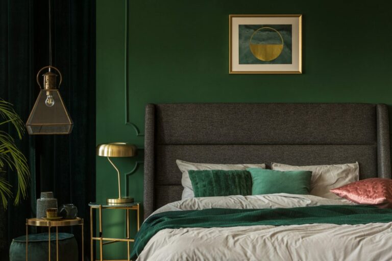 Zielona ściana w sypialni – jakie dodatki? Pomysły i inspiracje