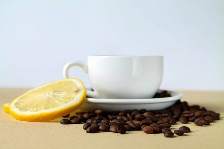 Jakie są skutki picia kawy z cytryną? Ile można schudnąć pijąc kawę z cytryną?