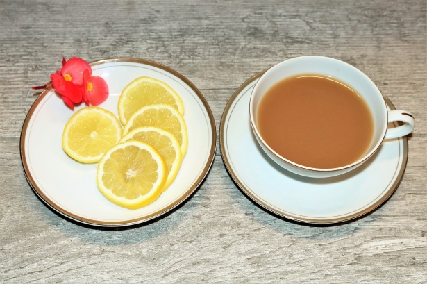 Skutki picia kawy z cytryną. Na co pomaga picie kawy z cytryną?