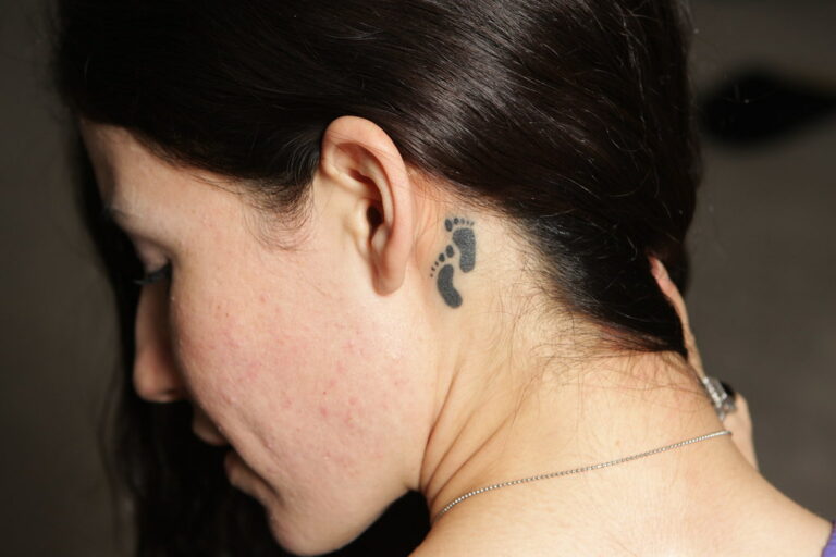 Pomysły na tatuaż za uchem – serce, gwiazdki, top inspiracje. Czy boli?