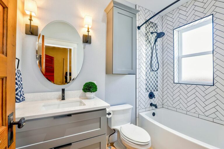 Aranżacja łazienki w stylu skandynawskim z jodełką na ścianie lub podłodze