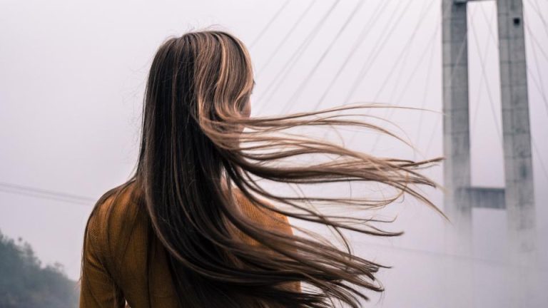 Brązowe włosy z refleksami – jak zrobić i komu pasują?