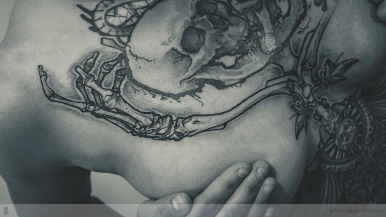 Tatuaż pod biustem – ból, cena, top inspiracje na tatuaż pod piersiami!